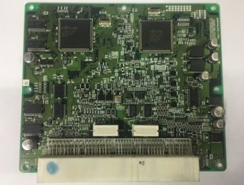 Блок управления PCM (комбинированный блок управления двигателем и коробкой передач) автомобиля Toyota Rav 4 2000 - 2003 годов выпуска. На плате видны 2 процессора - один отвечает за работу двигателя, второй - за работу автоматической коробки передач.